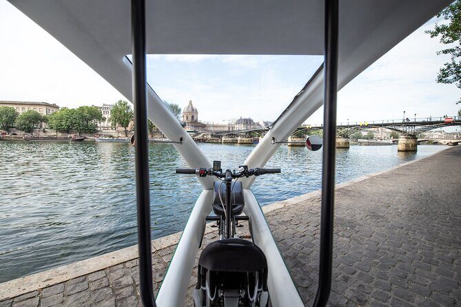 Private City-Tour by pedicab in Paris : The "Gustave Eiffel" - Stop 2: The small Statue of Liberty near Paris