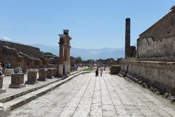 Private Guided Tour of Pompeii and Herculaneum - The train transfer from Pompeii to Herculaneum: smart logistics