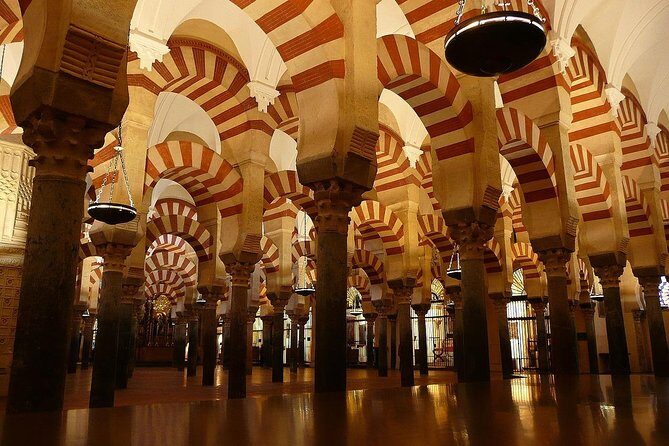 Private Visit Mosque-Cathedral, Jewish quarter, Alcazar and Synagogue - Guides and pace: why this private format works