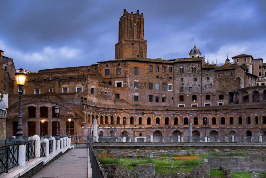 Rome: Best of Colosseum and Roman Forum Guided Tour - Starting point near the Colosseum: how not to lose time