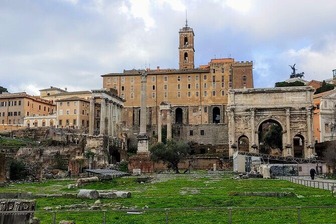 Rome: Colosseum Guided Tour with Roman Forum and Palatine hill - Palatine Hill: the origin story plus a viewpoint over the Forum