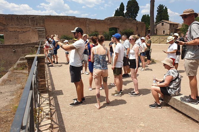 Rome: Colosseum, Palatine Hill and Roman Forum Group Tour - Choosing the right moments: photos, questions, and your comfort