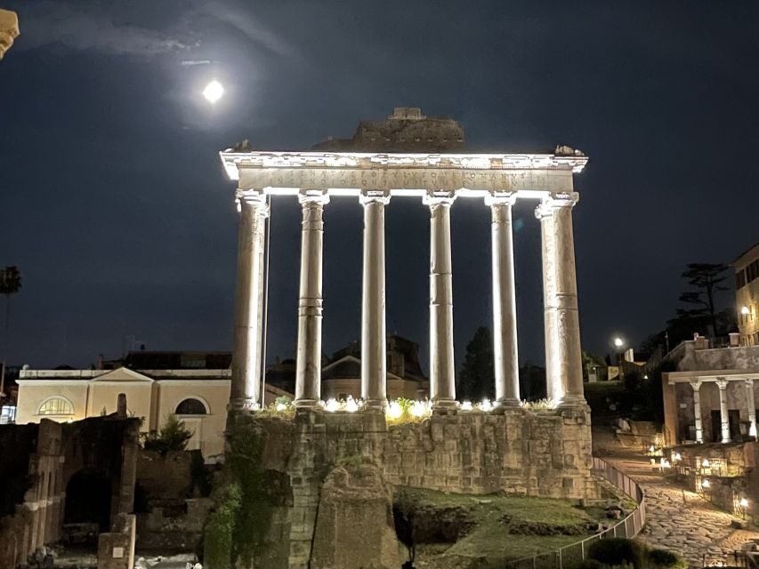 Rome: Nighttime Tour Outside the Colosseum with Local Guide - Meet-Up Details: Finding Your Guide at Vittorio Emanuele II