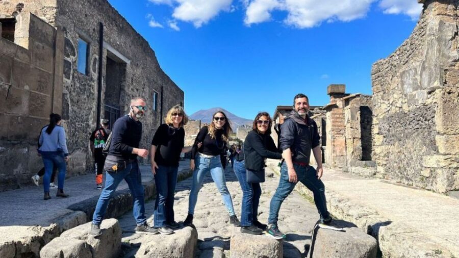 Rome: Pompeii Tour with Wine and Lunch by High Speed Train - The Lunch and Wine Stop: A Garden Break Near Vesuvius
