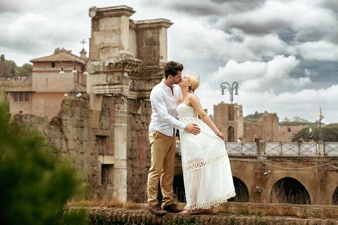 Rome: Private Colosseum Photoshoot with Local Photographer - How the Photographer Helps With Posing (Even If You’re Awkward)