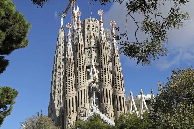 Sagrada Familia Private Tour with Skip-the-Line Ticket - Your 2-hour plan: interior of the basilica plus front gardens