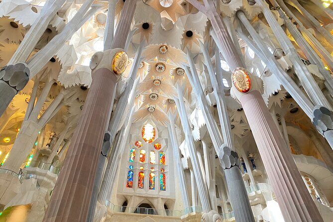 Sagrada Familia Tour with Express Entry and Local Guide - The Gaudí Avenue walk: context before you look up