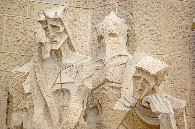 Sagrada Familia Tour with Express Entry and Local Guide - Towers and what’s not included (so you don’t end up disappointed)