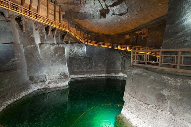 Salt Mine Tour and Krakow City Tour in one day - Wawel Royal Castle area: a fast, photo-friendly opener