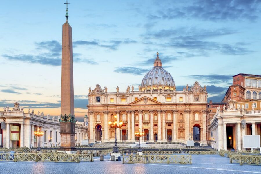 Semiprivate Guided Tour of Vatican Museums & Sistine Chapel - The view of Michelangelo’s Last Judgment: don’t skip the guide’s pointers