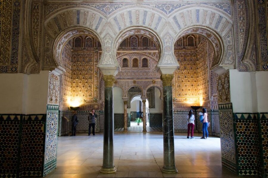 Seville: Alcázar, Cathedral & Giralda Fast Track Guided Tour - Santa Cruz neighborhood stroll: what you do when the monuments are over