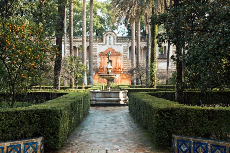 Seville: Alcazar Skip-the-Line Guided Tour with Tickets - Crowds, time limits, and keeping your place in the group