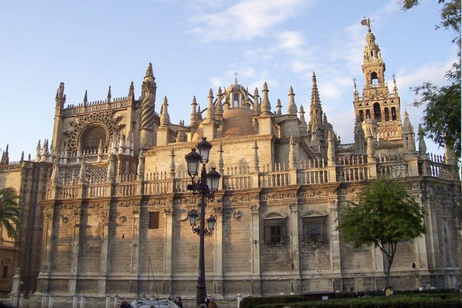 Seville: Cathedral, Giralda & Alcazar Entry With Guided Tour - What makes the guide matter (and why humor helps)