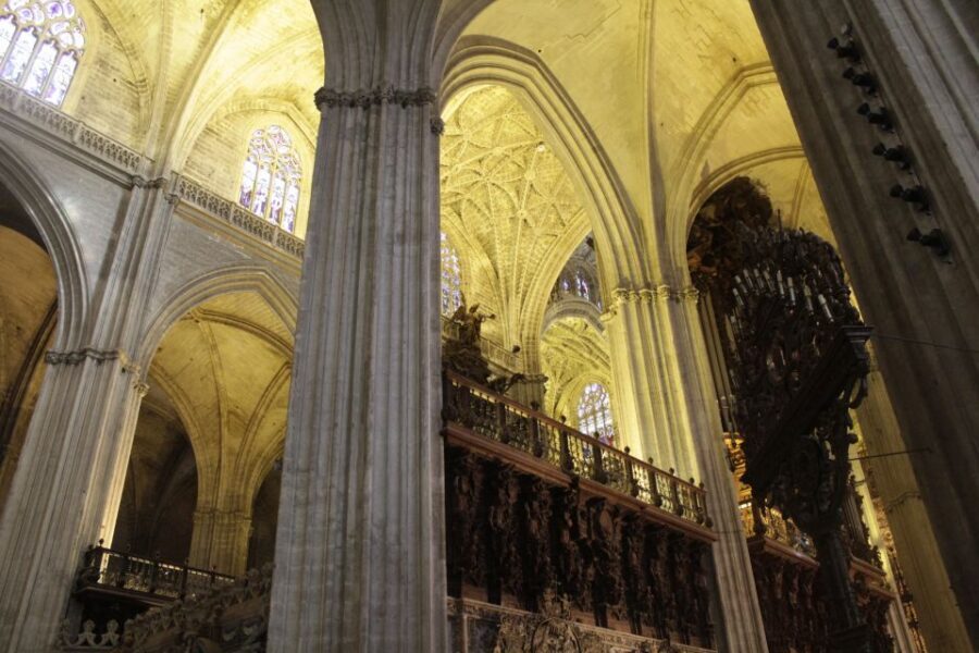 Seville: Royal Alcazar, Cathedral and Giralda Tower Tour - Start Smart: Meeting Point, What to Bring, and the Shoulder-Cover Rule