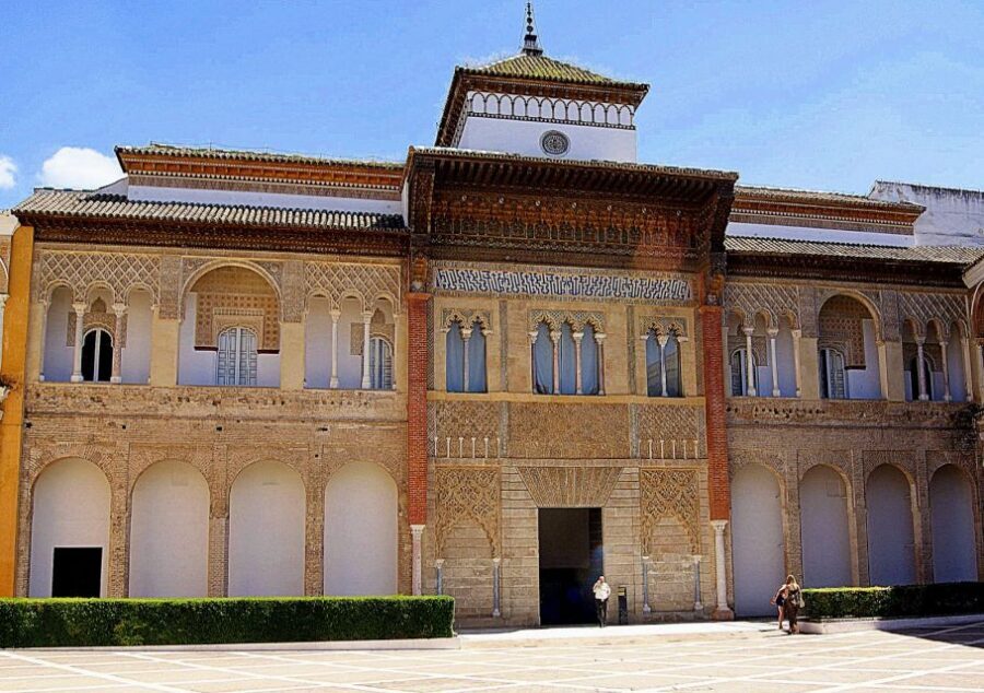 Seville: Small-Group Alcázar Guided Tour & Entry Ticket - Maria Padilla Baths and the gardens: slow down after the structured part