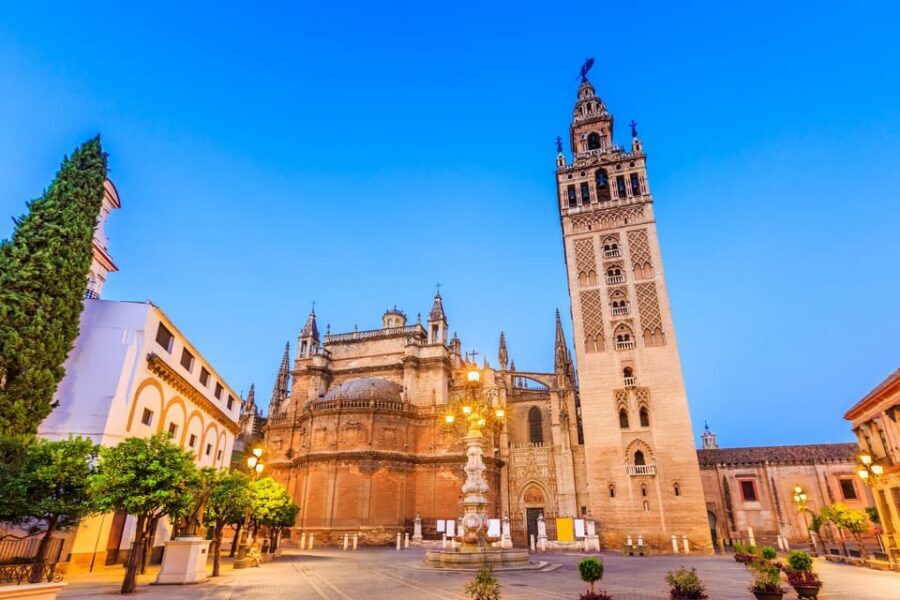 Seville: Tour Alcázar, Cathedral & Giralda Priority Access - Seville Cathedral: Gothic power on older foundations