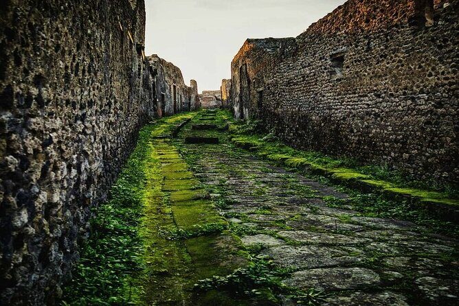 Transfer from Naples to Positano/Sorrento via Pompeii or vice versa - Driver commentary that sets you up for Pompeii