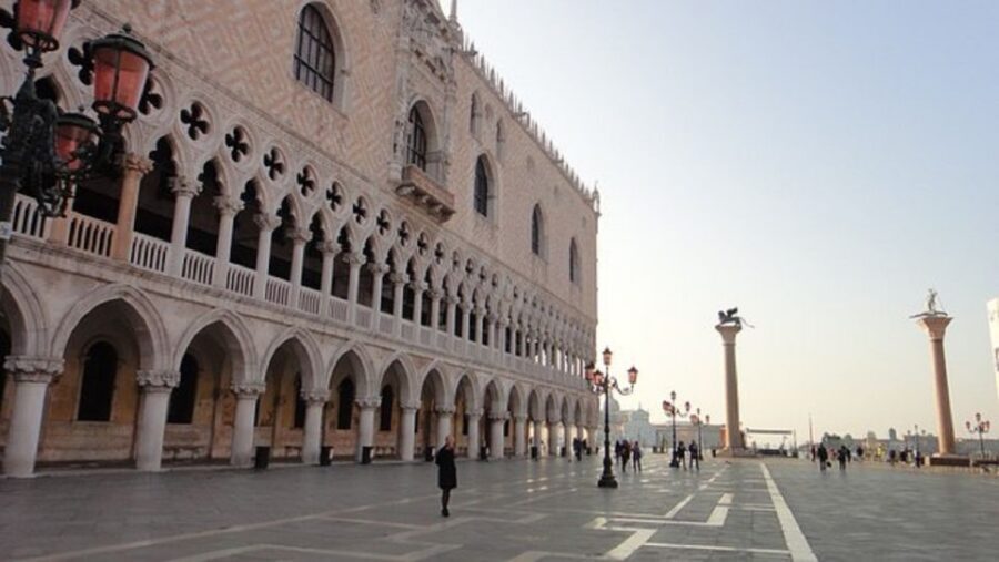 Venice: Doge's Palace and Basilica Skip-the-Line Guided Tour - The Rialto Bridge stroll and the gondola finish