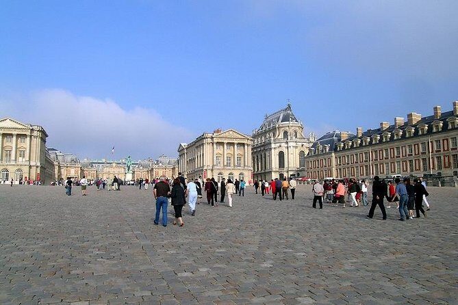 Versailles and Giverny Tour Hotel Pickup - The morning drive: air-conditioned comfort and a different Paris view