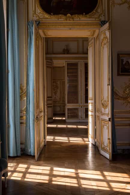Versailles: Entry ticket & Private Apartments VIP Tour - Inside the private apartments of Louis XV and Louis XVI: the real court atmosphere