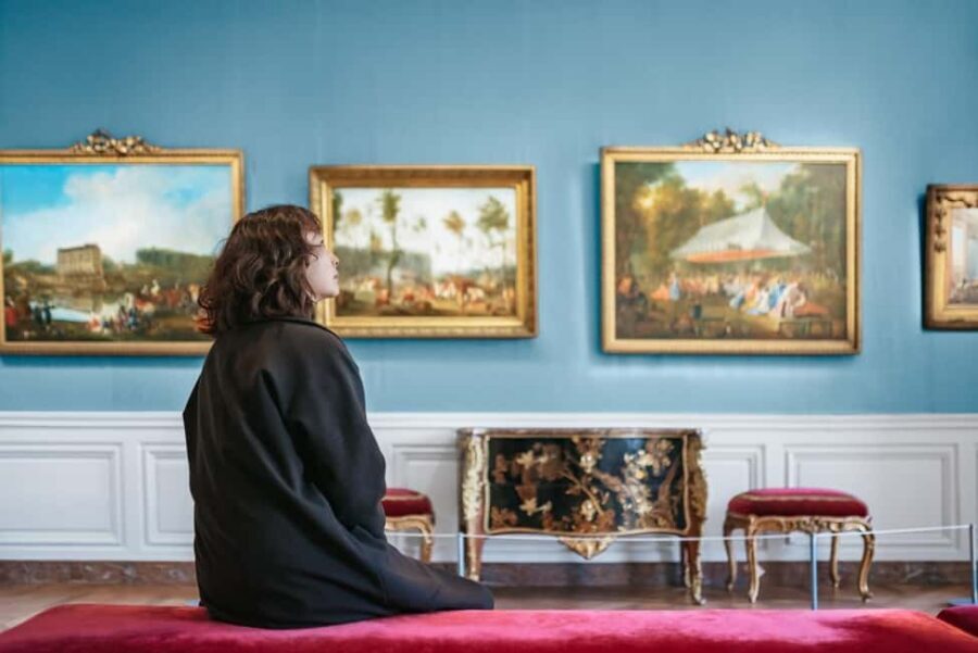 Versailles: Entry ticket & Private Apartments VIP Tour - Finding the guide: where to go after the Honour gate