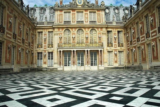 Versailles Guided Visit – Hotel Pickup, Meeting Point or None - Group size, pacing, and the listening setup