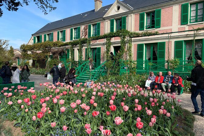 Versailles Palace and Giverny Private Guided Tour from Paris - How the pacing feels: crowd management, photo breaks, and room for real questions