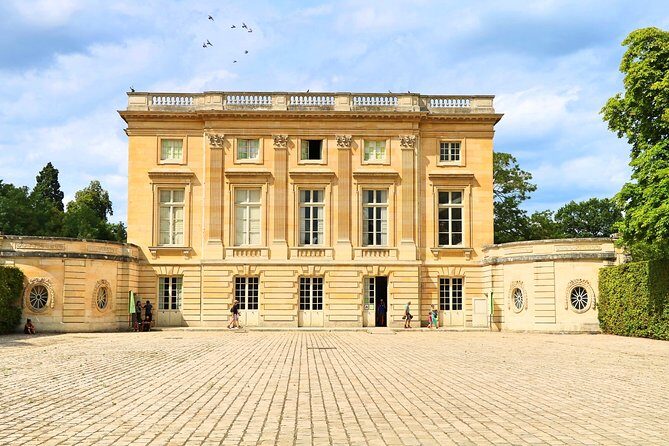 Versailles Palace Best of Estate Private Day Tour with Lunch & Queen's Hamlet - Versailles Gardens independently: how to get the most out of garden time