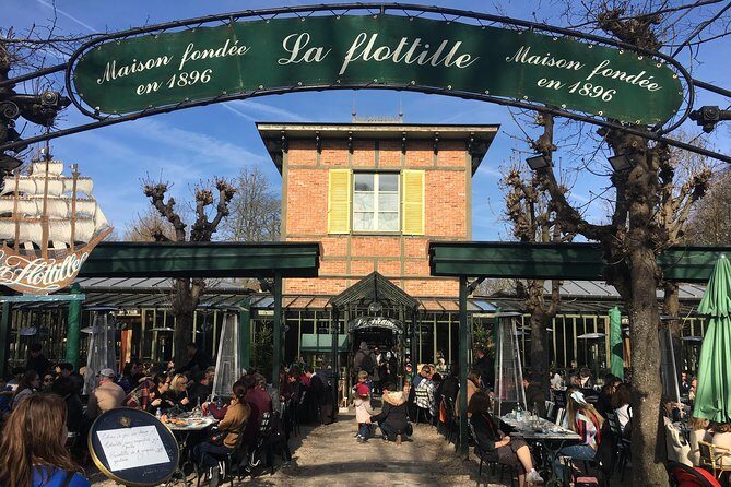 Versailles Palace & Marie-Antoinette's Estate Private Guided Tour with Lunch - Lunch at the Foot of the Grand Canal: A Proper Reset