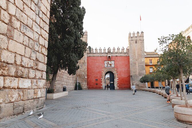 VIP Guided Seville Alcazar Pre-Opening, Cathedral & Old Town - Barrio Santa Cruz Walk: Old Jewish Quarter Without the Guesswork